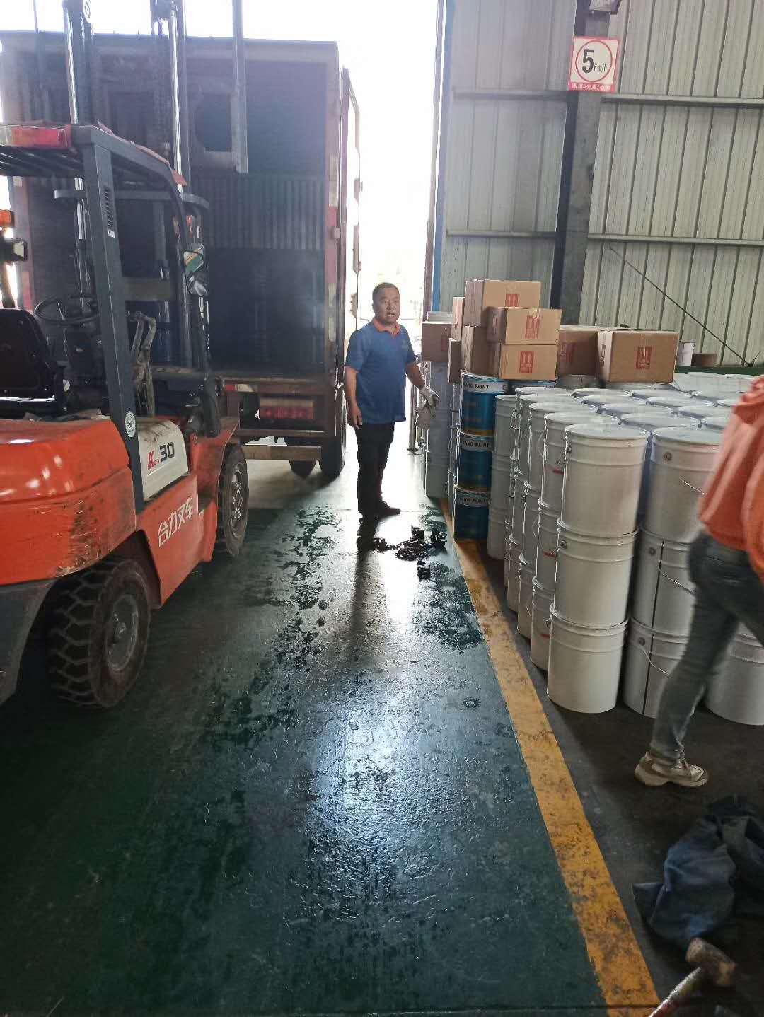 昂威涂料生產(chǎn)車間